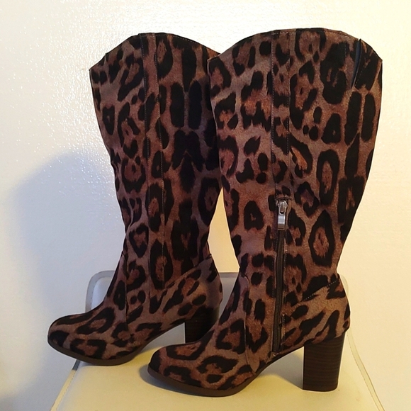 Leopard Print VEGAN SUEDE Cowgirl BOOTS. SIZE 7 WIDE. Like new! - Picture 2 of 13